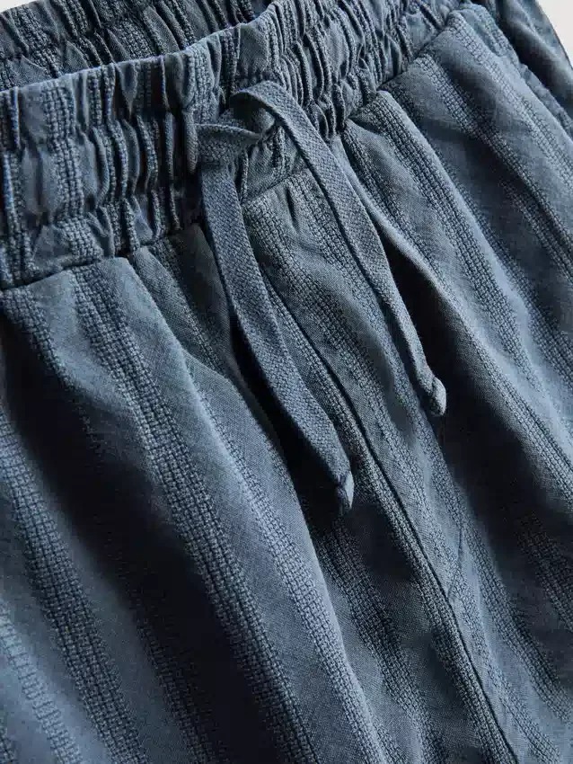 7–15 år | Set med kortärmad knäppskjorta och shorts i texturerat tyg