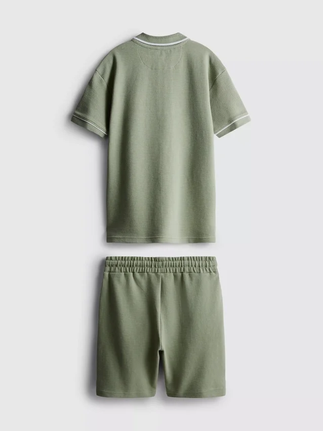 7–15 år | Set med texturerad polotröja och shorts