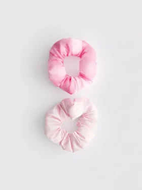 9-pack jumbo-scrunchies i satin som kan bäras i håret när du sover