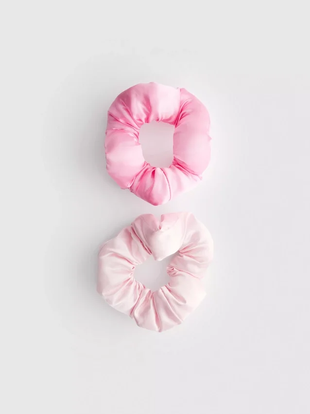9-pack jumbo-scrunchies i satin som kan bäras i håret när du sover