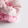 9-pack jumbo-scrunchies i satin som kan bäras i håret när du sover