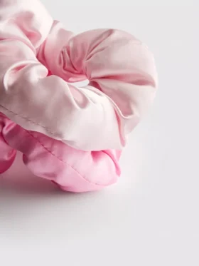 9-pack jumbo-scrunchies i satin som kan bäras i håret när du sover