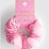 9-pack jumbo-scrunchies i satin som kan bäras i håret när du sover