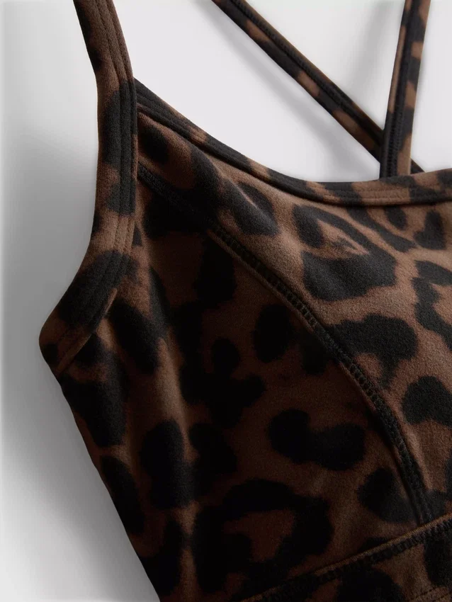 Aktiv kort topp med leopardmönster och racerback