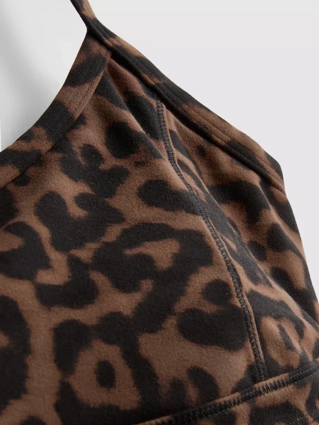 Aktiv kort topp med leopardmönster och racerback