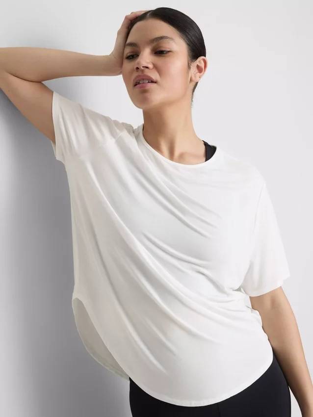 Aktiv T-shirt med rundad nederkant