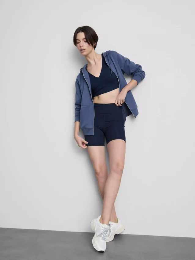 Aktiv yogashorts med medelhög midja och mjukt stöd