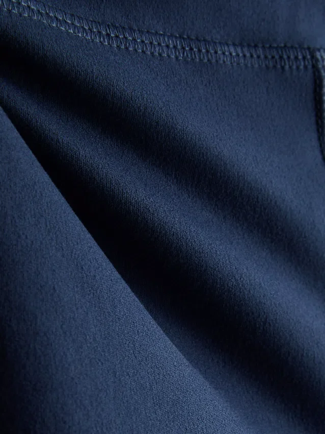 Aktiv yogashorts med medelhög midja och mjukt stöd