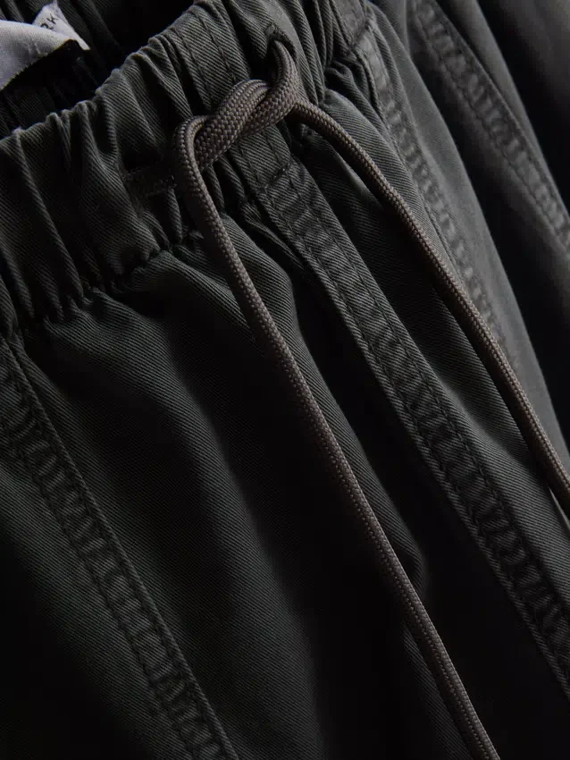 Arbetsbyxor med breda ben och sömdetaljer