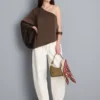 Asymmetrisk topp i satin med en axel