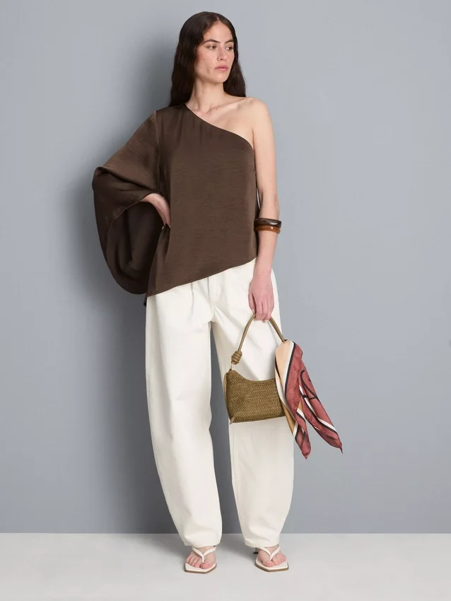 Asymmetrisk topp i satin med en axel