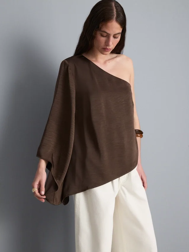 Asymmetrisk topp i satin med en axel