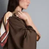 Asymmetrisk topp i satin med en axel