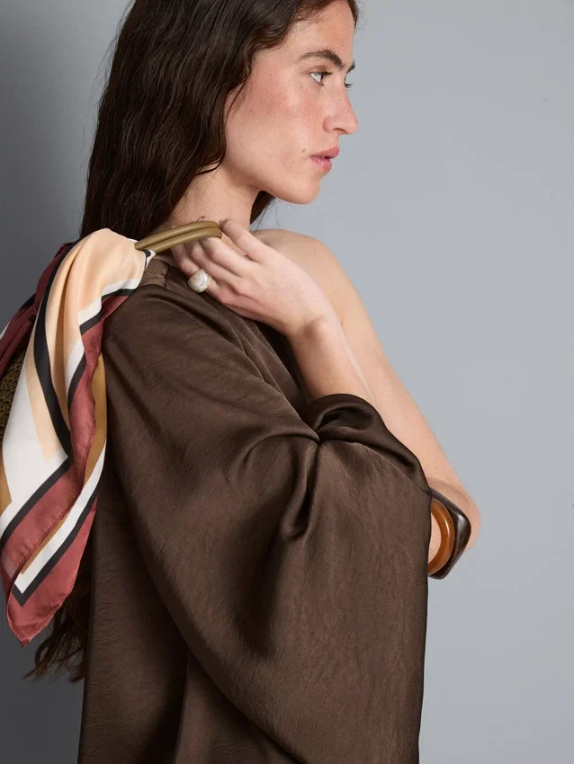 Asymmetrisk topp i satin med en axel