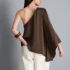 Asymmetrisk topp i satin med en axel