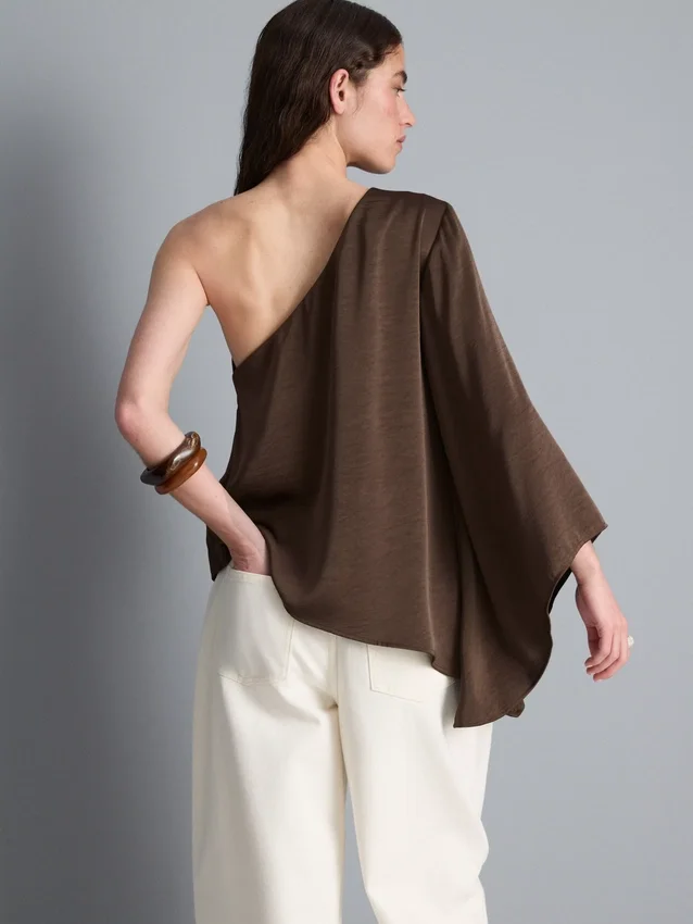 Asymmetrisk topp i satin med en axel