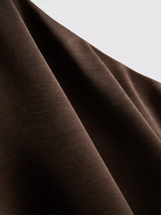Asymmetrisk topp i satin med en axel