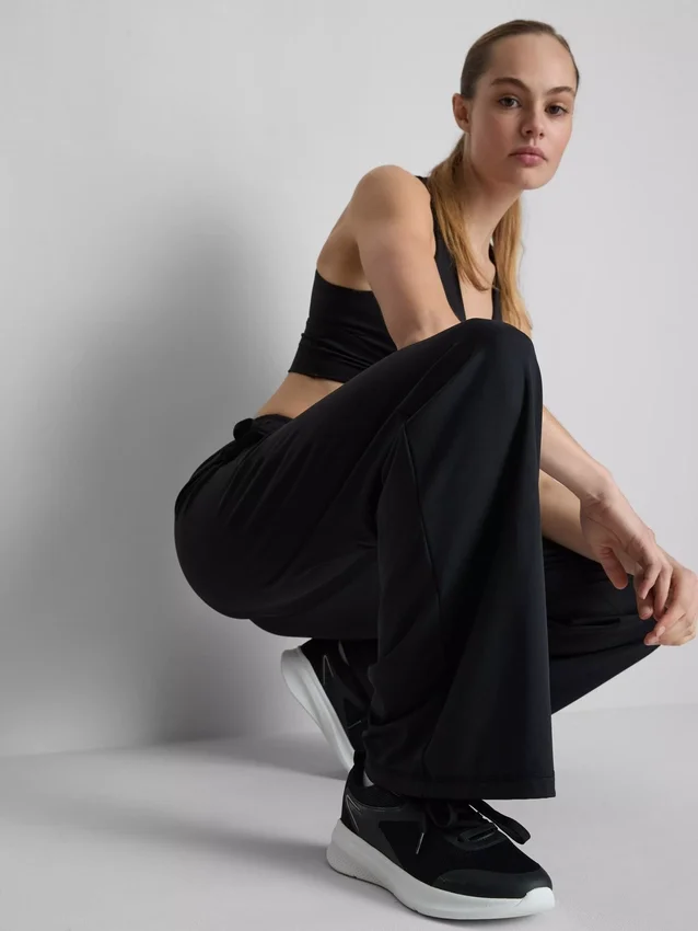 Athleisure-byxor med vida ben