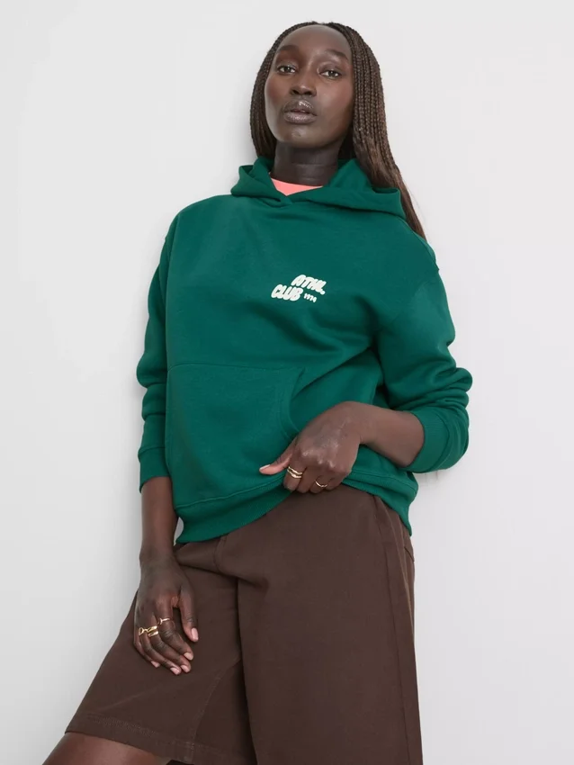 Avslappnad hoodie i sportklubbstil