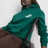 Avslappnad hoodie i sportklubbstil