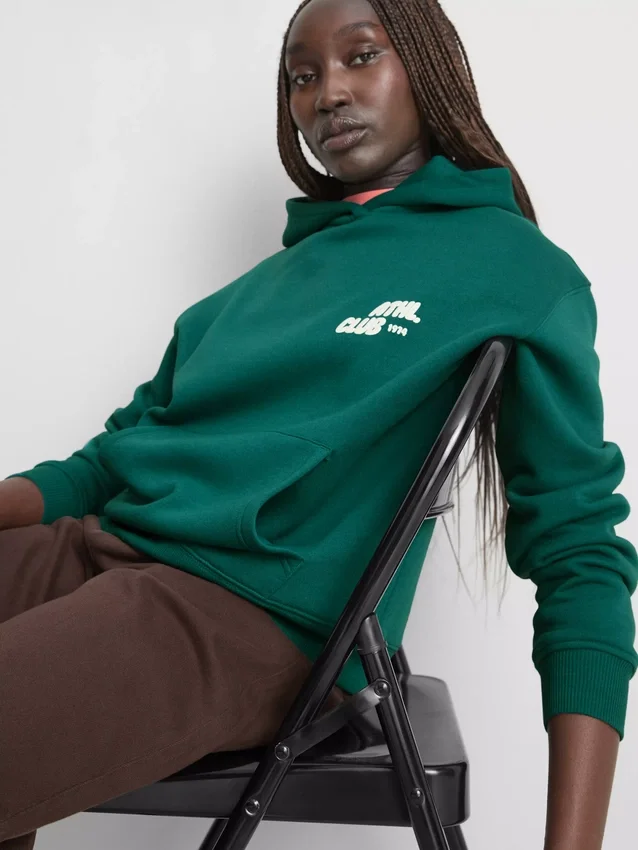 Avslappnad hoodie i sportklubbstil