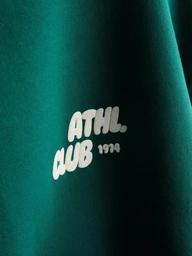 Avslappnad hoodie i sportklubbstil
