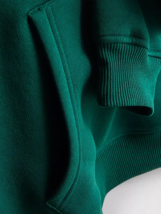 Avslappnad hoodie i sportklubbstil
