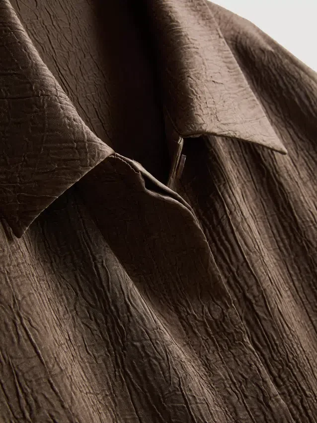 Avslappnad skjorta i texturerad satin