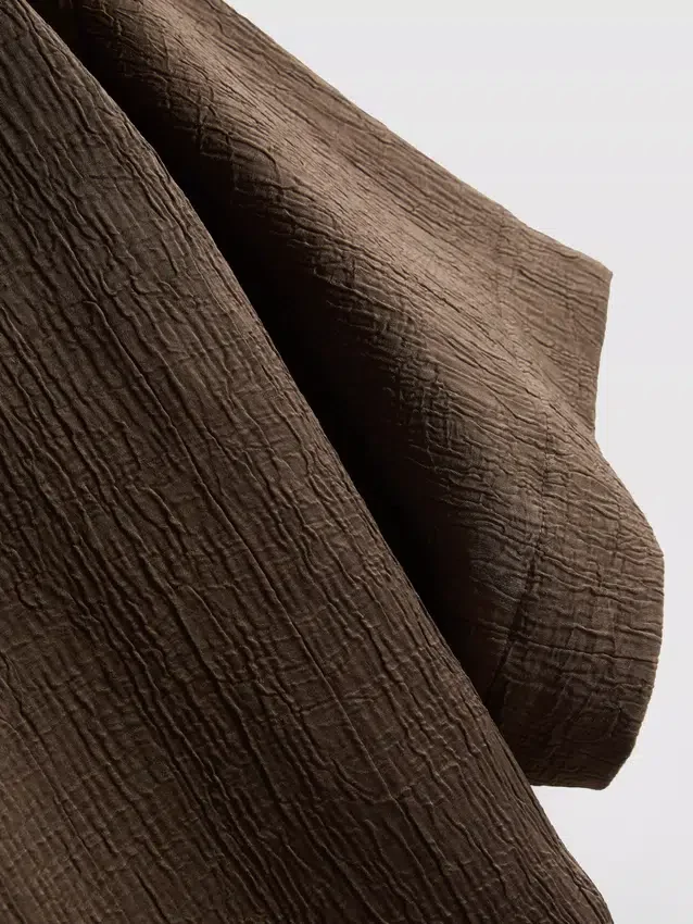 Avslappnad skjorta i texturerad satin