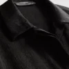 Avslappnad skjorta i texturerad satin
