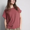Avslappnad T-shirt med rund hals och luftgenomströmning