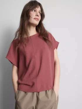 Avslappnad T-shirt med rund hals och luftgenomströmning