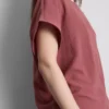Avslappnad T-shirt med rund hals och luftgenomströmning