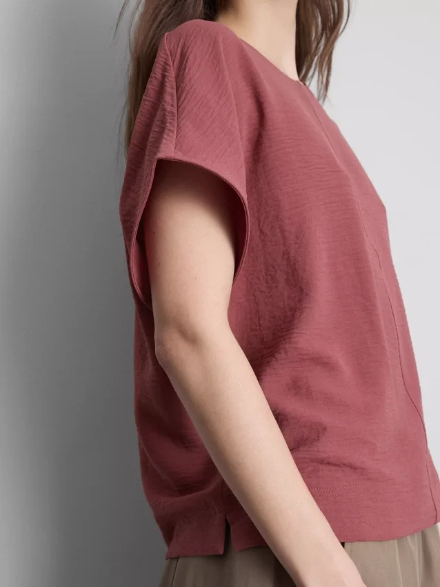 Avslappnad T-shirt med rund hals och luftgenomströmning