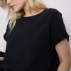 Avslappnad T-shirt med rund hals och luftgenomströmning