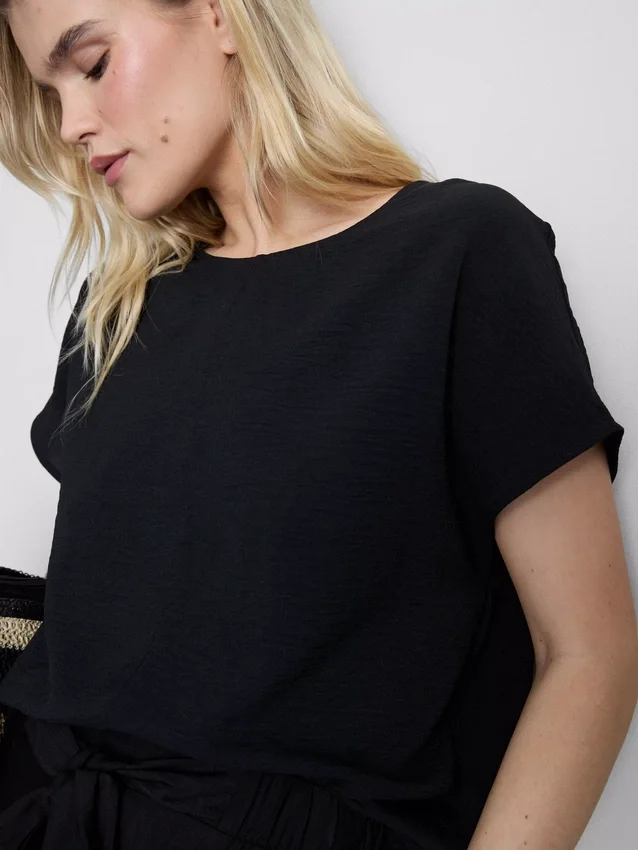 Avslappnad T-shirt med rund hals och luftgenomströmning