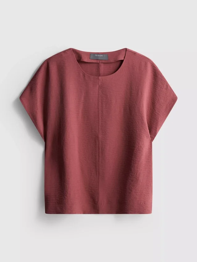 Avslappnad T-shirt med rund hals och luftgenomströmning