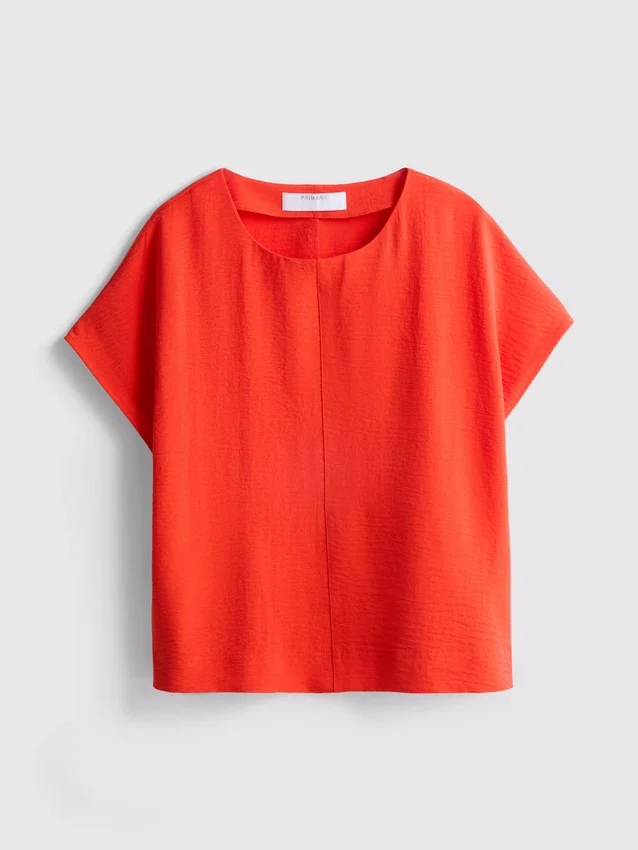 Avslappnad T-shirt med rund hals och luftgenomströmning