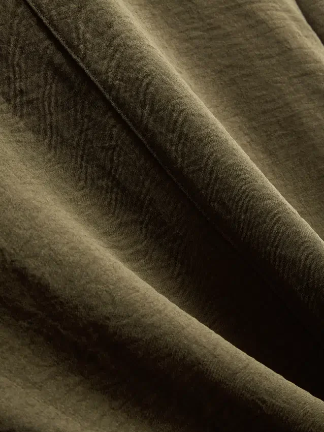 Avslappnad T-shirt med rund hals och luftgenomströmning