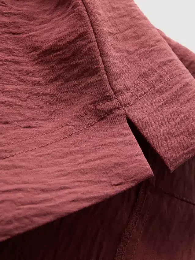 Avslappnad T-shirt med rund hals och luftgenomströmning