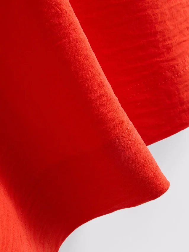 Avslappnad T-shirt med rund hals och luftgenomströmning