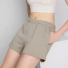 Avslappnade fritidsshorts med hög bomullshalt