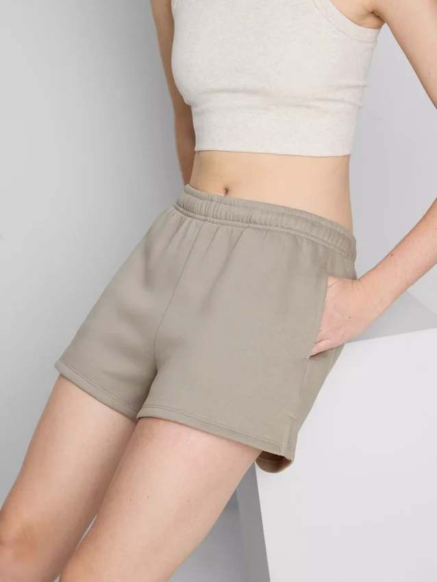 Avslappnade fritidsshorts med hög bomullshalt