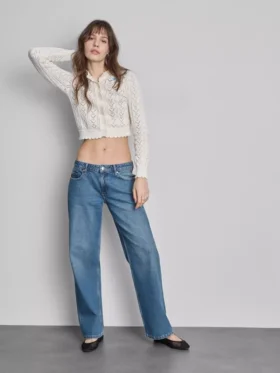 Avslappnade jeans med låg midja och raka ben