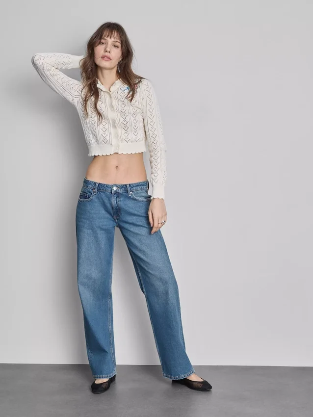 Avslappnade jeans med låg midja och raka ben