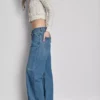 Avslappnade jeans med låg midja och raka ben