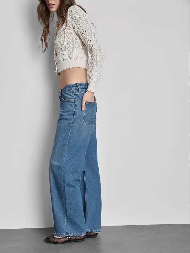 Avslappnade jeans med låg midja och raka ben