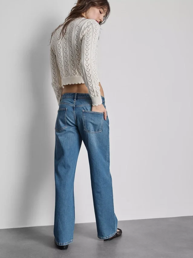 Avslappnade jeans med låg midja och raka ben
