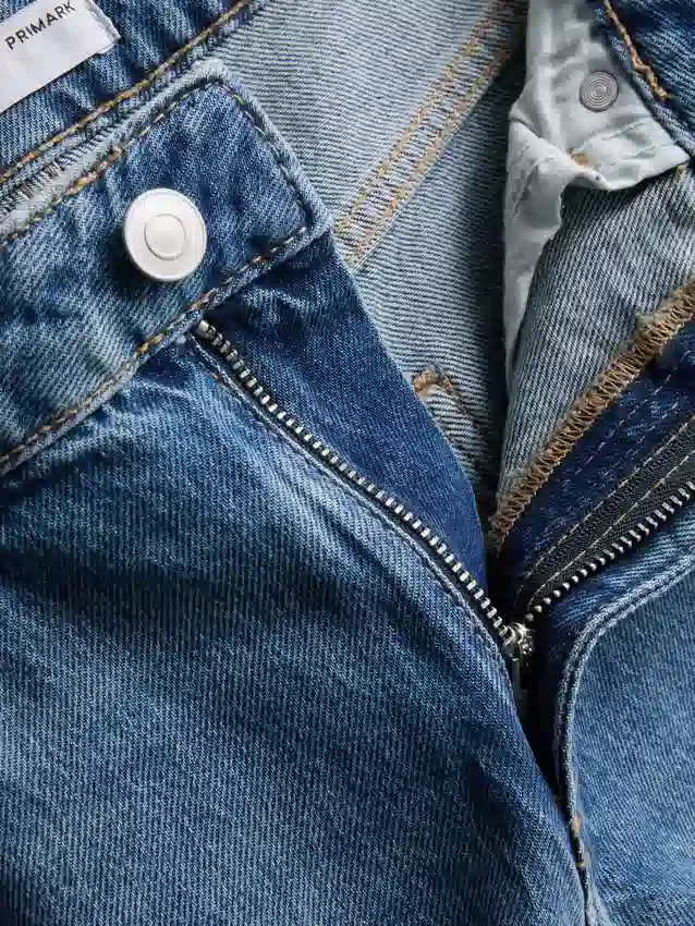 Avslappnade jeans med låg midja och raka ben
