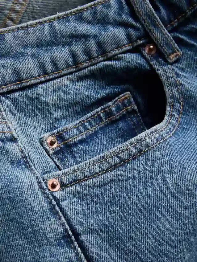 Avslappnade jeans med låg midja och raka ben